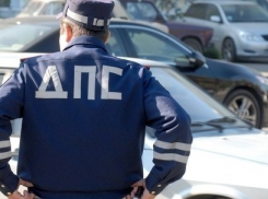 Добрый ростовский сотрудник ДПС убирал мусор, прилипший на номера автомобилей