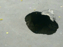 Угрожающая здоровью пешеходов и автомобилистов метровая яма образовалась на дороге Ростова 