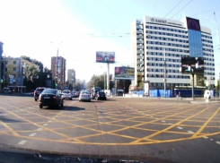 Ростовский водитель требует установить на перекрестках светофоры с обратным временным таймером для «вафельниц»