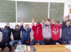 В кабинете химии ростовские школьники отрабатывали приветствие Гитлеру