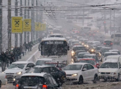 Обрушившийся на Ростов снегопад создаст опасную ситуацию на городских дорогах в эту пятницу