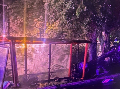 Ночью в Ростове иномарка врезалась в столб и разбила остановку