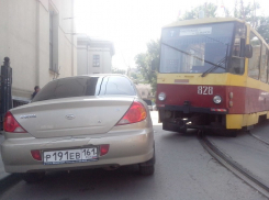 Из-за припаркованной иномарки в Ростове остановилось движение трамвая №7