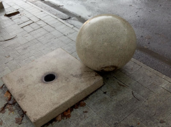 Хулиганы вырвали тяжелый бетонный шар на ростовской набережной 