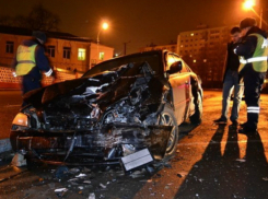 Две девушки получили ранения в лобовом столкновении на встречке Volkswagen и BMW в Ростовской области