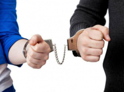 Угрожая шприцем мужчине, современные «Бонни и Клайд» обчистили его квартиру в Ростовской области