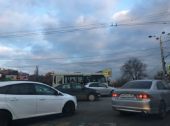 Маршрутка полная пассажиров врезалась в иномарку на мосту Стачки в Ростове 