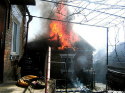 Мужчина сгорел заживо в своей маленькой летней кухне в Ростовской области