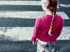 Красный ВАЗ сбил школьницу на пешеходном переходе и скрылся с места ДТП в Ростове