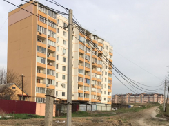 Ежедневно рисковать жизнью приходится жителям домов «Вертолетного поля» в Ростове