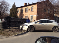 В Ростове на Западном  опрокинулся автомобиль