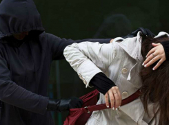 Жестокий грабитель избил женщину арматурой по лицу на глазах у прохожих в центре Ростова