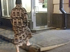 Мужчину с голыми ногами и «летом в душе» защитили жители Ростова
