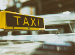 В Ростове таксист подвёз девушку за 130 тысяч рублей