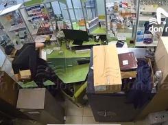 В сети появилось видео ограбления ростовской аптеки 