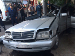 Пассажир въехавшего в столб автомобиля Mercedes мгновенно погиб от удара в Ростове