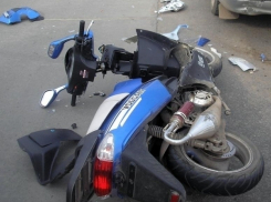 Автоледи в Ростове сбила парня на скутере и проехала по его ногам