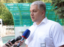 Участвовал в линейках и возлагал цветы депутат гордумы Ростова Соловьев