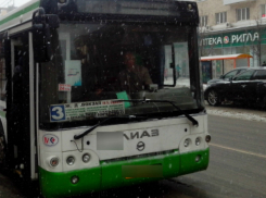 Смятое такси стало итогом дерзких маневров водителя автобуса в Ростове