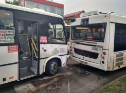 В Ростове на Стачки столкнулись два автобуса, пострадали пять человек