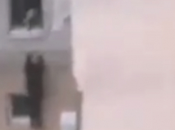 Опасные игры школьников на стене многоэтажки Ростова попали на видео