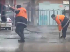 Возмутительная укладка асфальта в лужи рядом с проспектом Стачки в Ростове попала на видео