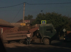 Огромный КамАЗ с грузом засосало в асфальт в «опасно дырявом» городе Ростовской области