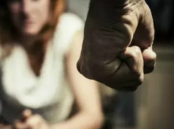 Трое мужчин жестоко избили посетительницу ресторана во время празднования 8 марта в Ростове