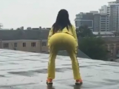 Задорный танец горячей мокрой брюнетки на крыше Ростова попал на видео