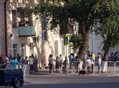 Суровые чиновники и полицейские разогнали стихийный рынок в Ростове