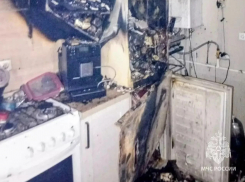 Холодильник вспыхнул и уничтожил кухню в многоэтажке Ростова 
