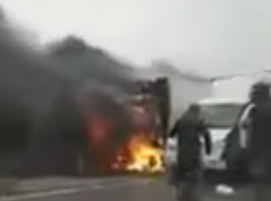 Наводящий страх полыхающий КамАЗ сняли на видео под Ростовом