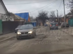 Провоцирующая нервный приступ у автомобилистов «сельская» дорога Ростова попала на видео
