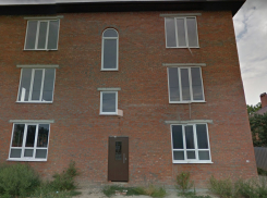 В Ростове власти выставили на продажу трехэтажный дом, который нужно снести в течение года