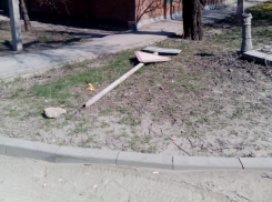 Упавший знак «Уступи дорогу» расслабил водителей и огорчил пешеходов в Ростове