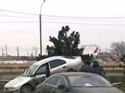 Фото курьезно въехавшего задом на отбойник водителя иномарки привело к состязанию ростовчан в остроумии