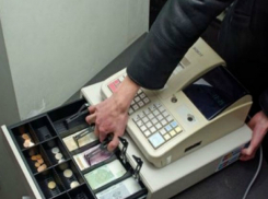 Молодой мужчина ограбил продавщицу после «газовой» атаки на павильон в Ростовской области