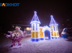 Администрацию Ростова вынудили заменить желто-синие цвета на новогодней композиции в городе