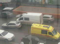 Машину реанимации с тяжело больным пациентом протаранила иномарка в Ростове