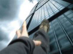 Молодой мужчина разбился насмерть, упав с крыши 16-этажного дома под Ростовом