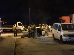 Отчаянные попытки спасти загоревшиеся на ходу «Жигули» в Ростове попали на видео