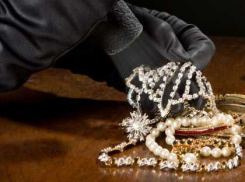 В Ростовской области дети под угрозой убийством отдали материнские украшения стоимостью два млн рублей