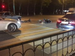 Водитель Hyundai влетел в «зад» остановившейся на «красный» мотоциклистке в Ростове