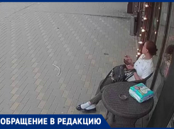Курение вредит здоровью, а чужое имущество — карме: в Ростове женщина украла пепельницу прямо под камерой