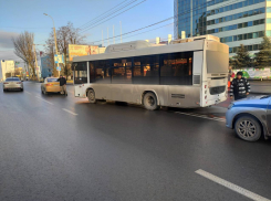 Автобус с пассажирами столкнулся с легковушкой в Ростове-на-Дону