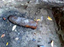 Житель Ростовской области нашел в своем огороде снаряд времен войны