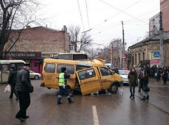 В центре Ростова столкнулись автобус и маршрутка