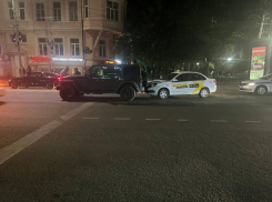 В центре Ростова водитель внедорожника сбил 10-летнего велосипедиста и влетел в Lada Granta