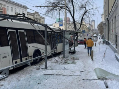 Автобусы столкнулись на Буденновском: один из них врезался в остановку и чуть не сбил людей