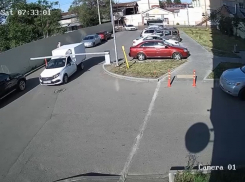 В Ростове водитель протаранил шлагбаум и скрылся — момент попал на видео